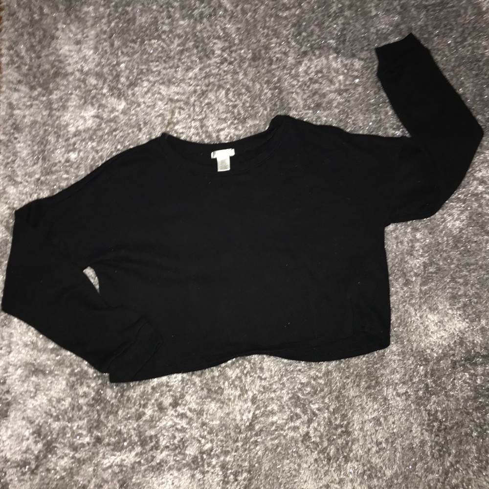 Black long sleeved crop top